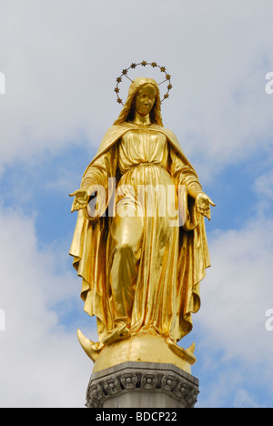 Zagabria, Croazia. Statua di Maria (1878) in cima alla colonna in piazza Kapitol Foto Stock