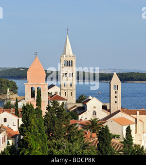 Kaldanac - la parte più antica della città di Rab con Campanili (campanili) delle chiese di San Giustino, Santa Maria e Sant'Andrea, Croazia Foto Stock