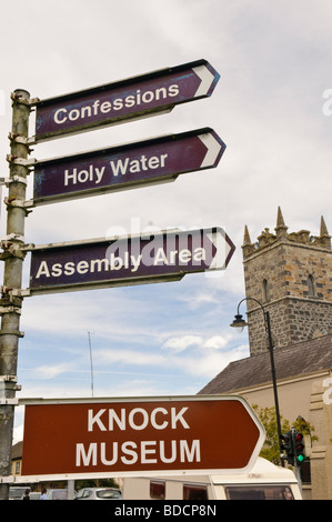 Cartelli stradali a Nostra Signora di Knock Basilica, l'Irlanda, le direzioni per le confessioni, Acqua Santa, Assemply area e Museo di detonazione Foto Stock