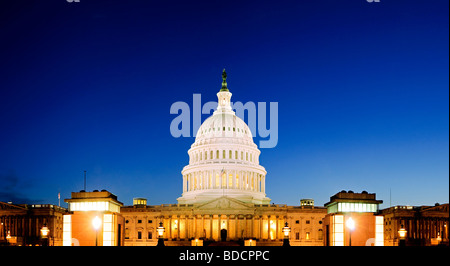 Panoramica del rinnovato lato orientale degli Stati Uniti Capitol Building, Washington DC, di notte Foto Stock