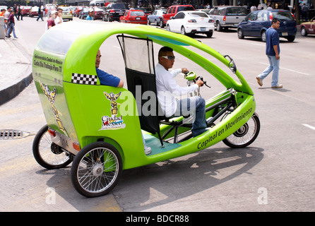 Verde pedicab ibrida nel centro cittadino di Città del Messico Foto Stock