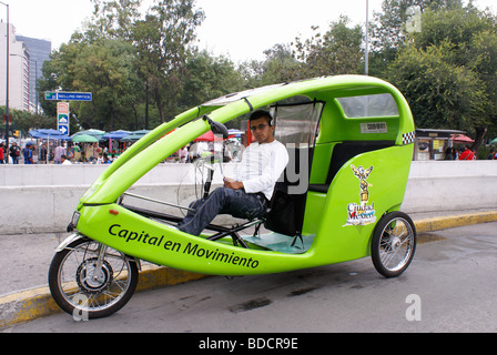 Hybrid pedicab e driver nel centro cittadino di Città del Messico Foto Stock