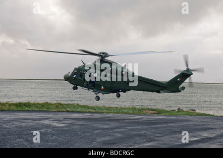 Agusta Westland AW139 elicottero appartenenti ai Corpi aerei irlandesi, attorno alla terra Foto Stock