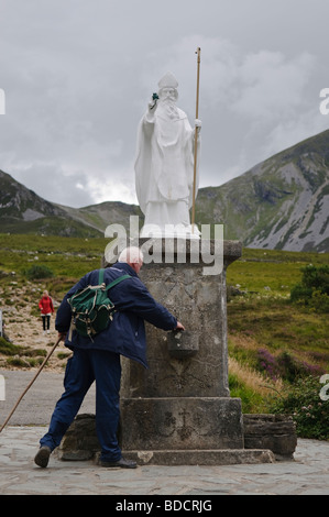 Pellegrino con bastone la scalata di rocky top sezione di Croagh Patrick su Reek, Domenica, 25 Luglio 2009 Foto Stock