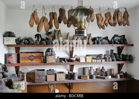 In vecchio stile tradizionale workshop cobbler Foto Stock