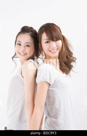 Due giovani donne in piedi Foto Stock