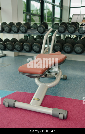 Bancone di un rack di pesi in una palestra Foto Stock