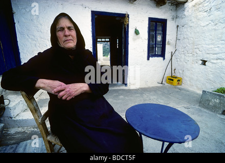 Il Greco antico, la donna vestita di nero, contadina con usurati mani, seduto nel cortile della sua casa, ritratto, Elounta, Foto Stock