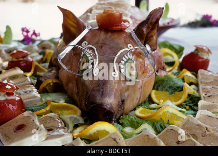 Grigliata di maialino da latte decorate con gli occhiali su una piastra con pate, buffet freddo in un hotel, Creta, Grecia, Europa Foto Stock