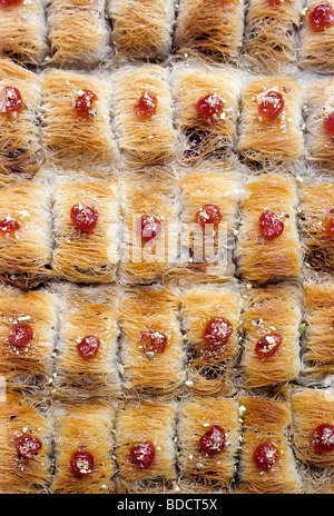 Cretan dessert con fili di zucchero e le ciliegie su una piastra fredda a buffet in un hotel, Creta, Grecia, Europa Foto Stock