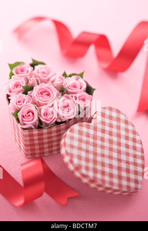 Rosa rosa nel cuore scatola sagomata Foto Stock