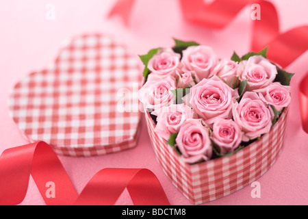 Rosa rosa nel cuore scatola sagomata Foto Stock