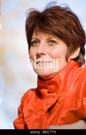 All'esterno ritratto di un fiducioso donna matura Foto Stock