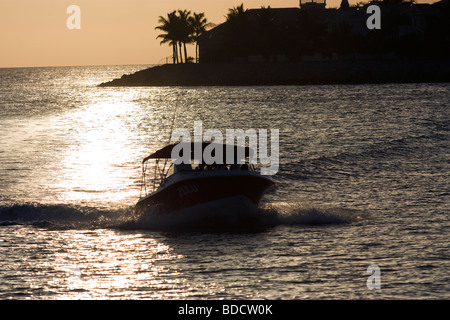 Barca in acqua mediante la chiave al tramonto Foto Stock