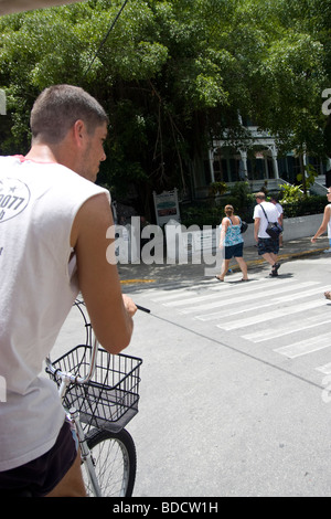 Pilota pedicab arrivando fino alla casa di Hemingway a Key West Foto Stock