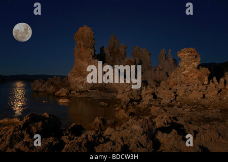Luna su Mono Tufas Lago di notte Foto Stock