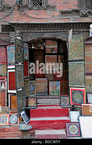 Tourist souvenir shop vende mandala buddista oggetti oggetti in vendita nel mercato bazaar hanuman dhoka Durbar Square kathmandu Foto Stock