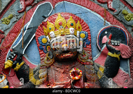 Nero Bhairab statua pregare offerta rituale del culto Khal Bhairav Shiva il quadrato di Durbar Kathmandu in Nepal Foto Stock