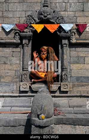 Gentile Sadhu hindu hindi uomini santi dipinto coperto di cenere tradizionale e body paint tempio di Pashupatinath valle di Kathmandu in Nepal Foto Stock