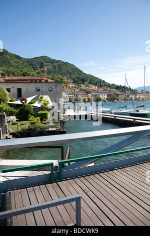 Lakeside a Salò, sulla sponda occidentale del Lago di Garda, Italia Foto Stock