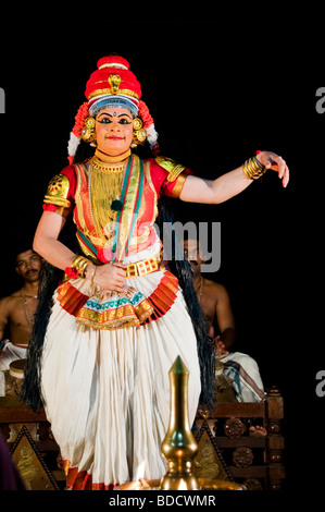 Nangyar Koothu - solo le prestazioni di danza classica con il dramma del Kerala Foto Stock