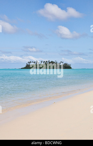 Isola tropicale all'orizzonte come visto da Muri Beach Rarotonga nelle Isole Cook nel Pacifico del Sud Foto Stock