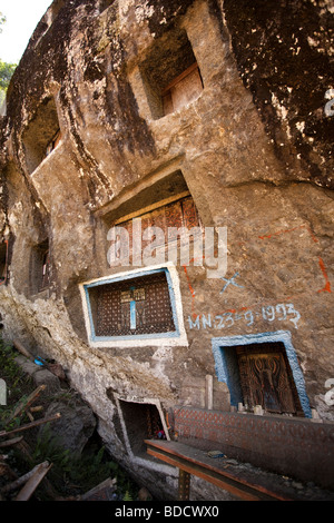 Indonesia Sulawesi Tana Toraja Lokomata tradizionali tombe rupestri tagliato in boulder Foto Stock