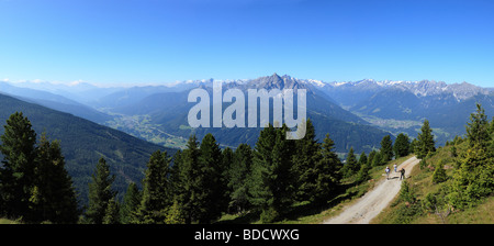 Vista da Mt. Patscherkofel al di sopra della Wipptal e valli Stubaital, medio: Mt. Serles nelle Alpi dello Stubai in Tirolo, Austria, Euro Foto Stock
