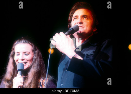 JOHNNY CASH - noi paese musicista e attore con moglie giugno nel 1973 Foto Stock