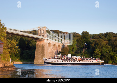 M V Balmoral nave a vapore round island crociera vela sotto Menai Bridge di Menai Straits. Menai Bridge Anglesey North Wales UK. Foto Stock