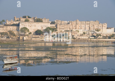 Hotel Udaivilas e terreni che si affacciano Palazzo di Città, il Lago Palace Hotel, Lago Pichola, Udaipur, Rajasthan, India Foto Stock