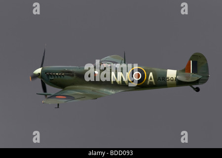 Un Vickers Supermarine Spitfire della RAF contro scuro cielo minaccioso Foto Stock