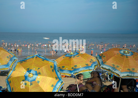 Ombrelloni sulla spiaggia a Broadstairs nel Kent England Foto Stock