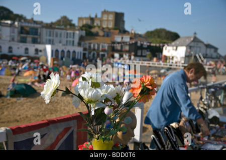 Fiori in una fase di stallo sul lungomare spiaggia a Broadstairs nel Kent England Foto Stock