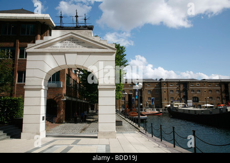 West India Dock arco davanti al Museo del Docklands in West India Dock Nord, Canary Wharf, London, Regno Unito Foto Stock