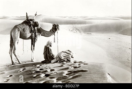 Gli arabi in preghiera nel deserto Foto Stock