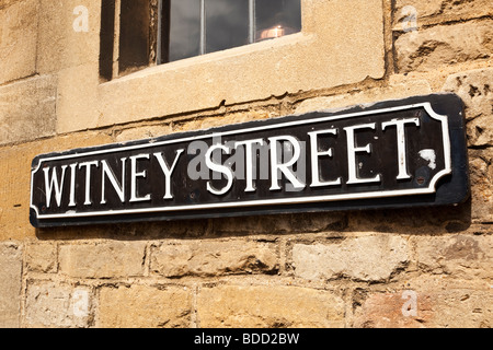 In prossimità di una vecchia strada britannico nome cartello vicino, England, Regno Unito Foto Stock