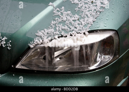 Pietre di grandine sulla luce auto vicino fino in Inghilterra , REGNO UNITO Foto Stock