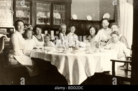 Inizio del XX C. famiglia mangiare nella sala da pranzo Foto Stock