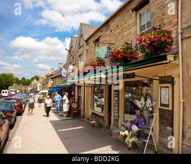 Vecchia città di Cotswolds di Burford, Oxfordshire, Inghilterra, Regno Unito con negozi e i negozi di high street a metà estate Foto Stock