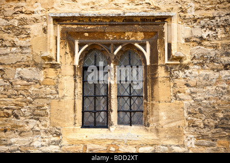 Piccola finestra contenente piombo dettaglio sulla xv secolo gli ospizi di carità in Cotswolds città di Burford, Oxfordshire, England Regno Unito Foto Stock