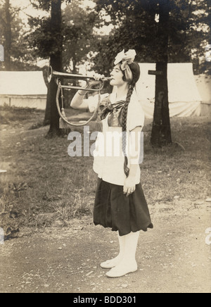 Capelli lunghi ragazza Camper in uniforme Riproduzione Bugle Foto Stock