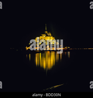 Il memorabile Mont St Michel illuminazione notturna con riflessi nell'acqua Foto Stock