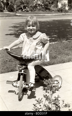 Bambina di equitazione triciclo ottimizzata Foto Stock