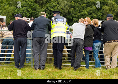 Ardara County Donegal Irlanda gli agricoltori un poliziotto e ragazzi guardare le pecore a giudicare a sud-ovest del Donegal spettacolo agricolo Foto Stock