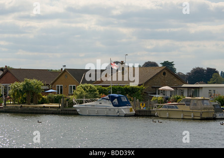 Riverside proprietà e barche ormeggiate su Desborough isola il fiume Tamigi Walton Surrey Foto Stock