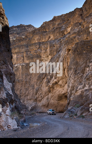 Auto spremitura attraverso il si restringe di Tito Canyon in Grapevine montagne, Parco Nazionale della Valle della Morte, CALIFORNIA, STATI UNITI D'AMERICA Foto Stock