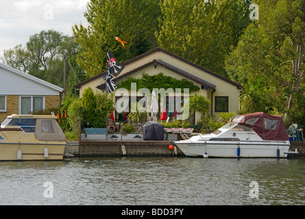 Riverside proprietà e barche ormeggiate su Desborough isola il fiume Tamigi Walton Surrey Foto Stock