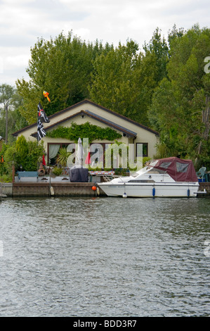 Riverside proprietà e barche ormeggiate su Desborough isola il fiume Tamigi Walton Surrey Foto Stock