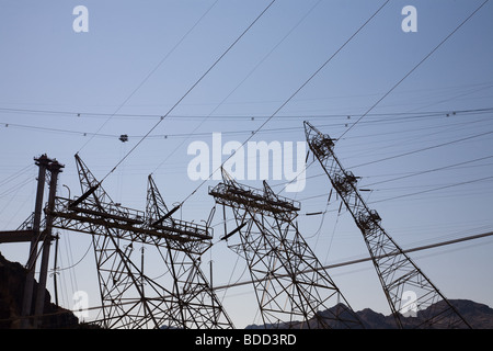 Linee elettriche, cavi, su una torre che sovrastano la diga di hoover in Arizona, confine con il Nevada Foto Stock